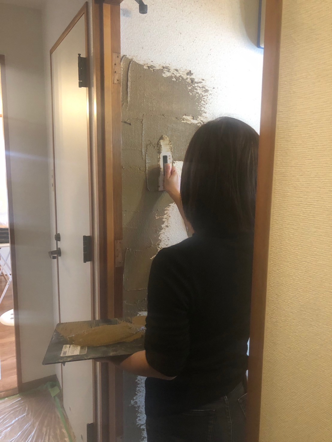 珪藻土の塗り方を実演する講師