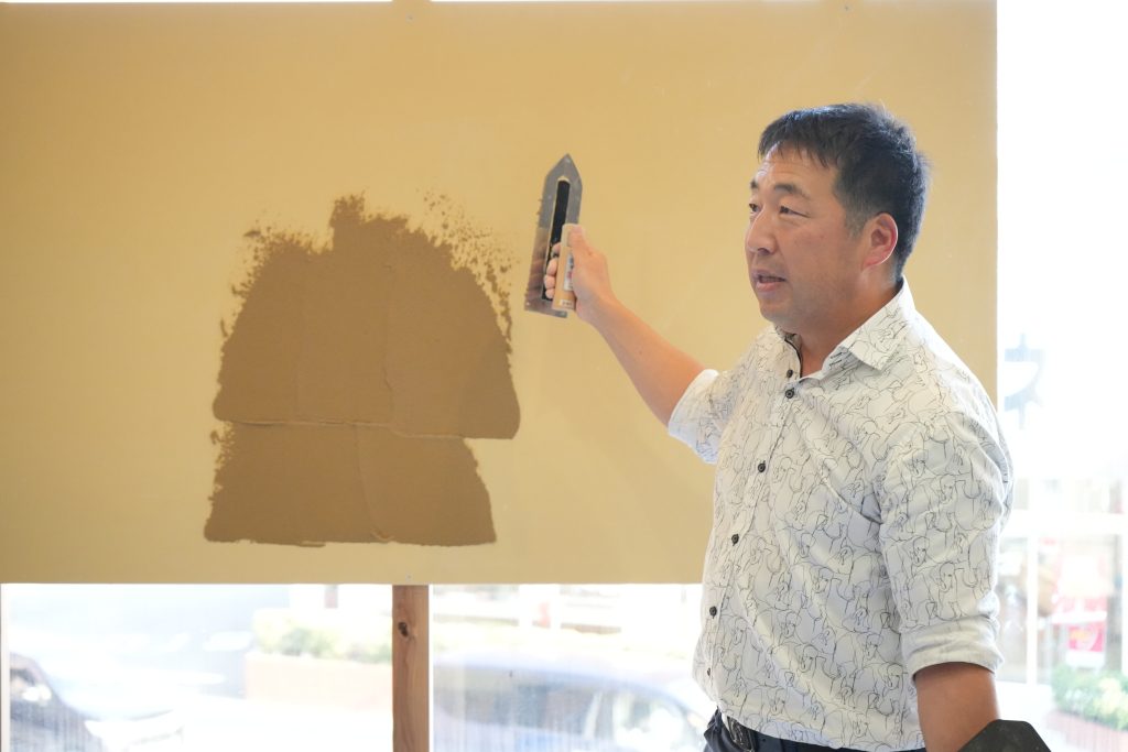 珪藻土壁を施工するスタッフ｜福岡・熊本・佐賀の珪藻土専門店 甲斐眠壁 珪藻土 宙 九州支店