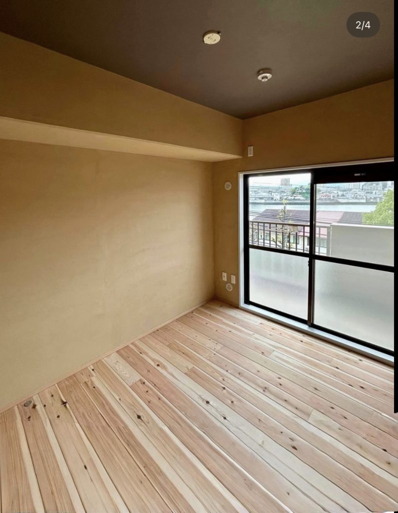 福岡の住宅施工例：珪藻土の壁と屋久杉の無垢床の部屋で裸足で気持ち良い