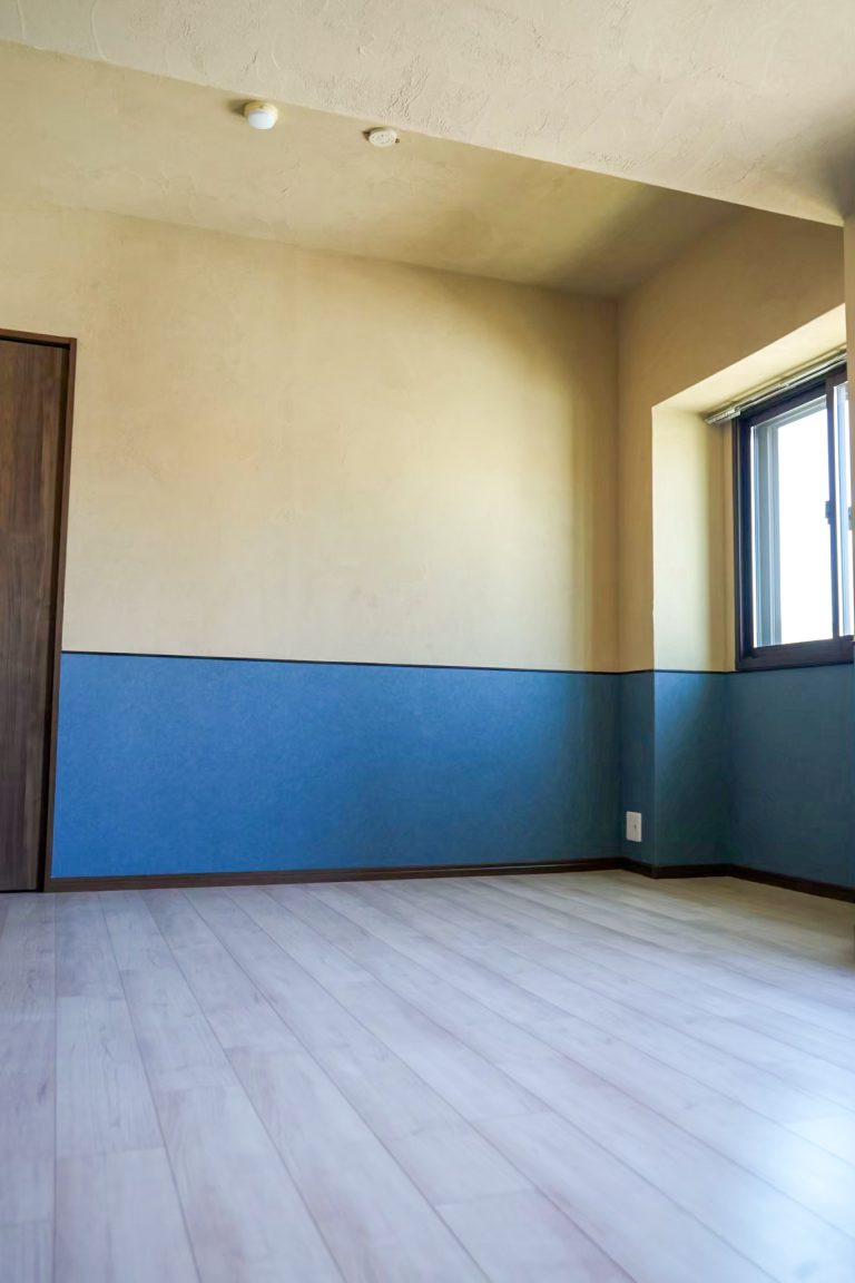 福岡で珪藻土を施工した部屋の壁｜ネイビーとベージュのツートン仕上げ、窓のある角度から