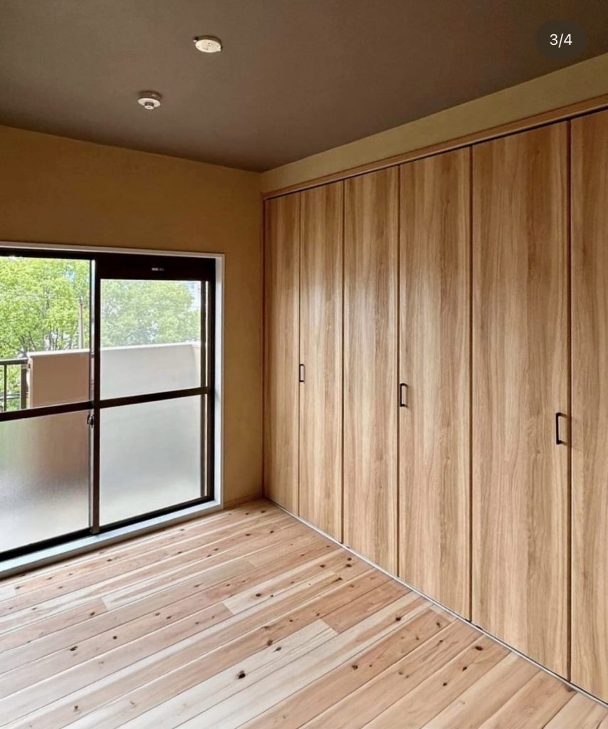 屋久島産の屋久杉を使った無垢フローリングの美しい木目と質感のアップ