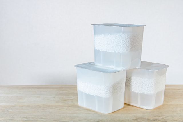 クローゼット内のカビをおさえる乾燥剤の様子