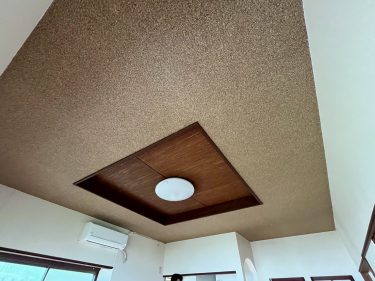福岡市西区・能古島の戸建て天井 珪藻土「甲斐眠壁・宙」で網代柄に仕上げた施工後の様子