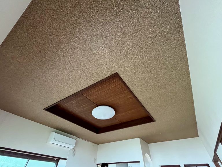 福岡市西区・能古島の戸建て天井 珪藻土「甲斐眠壁・宙」で網代柄に仕上げた施工後の様子