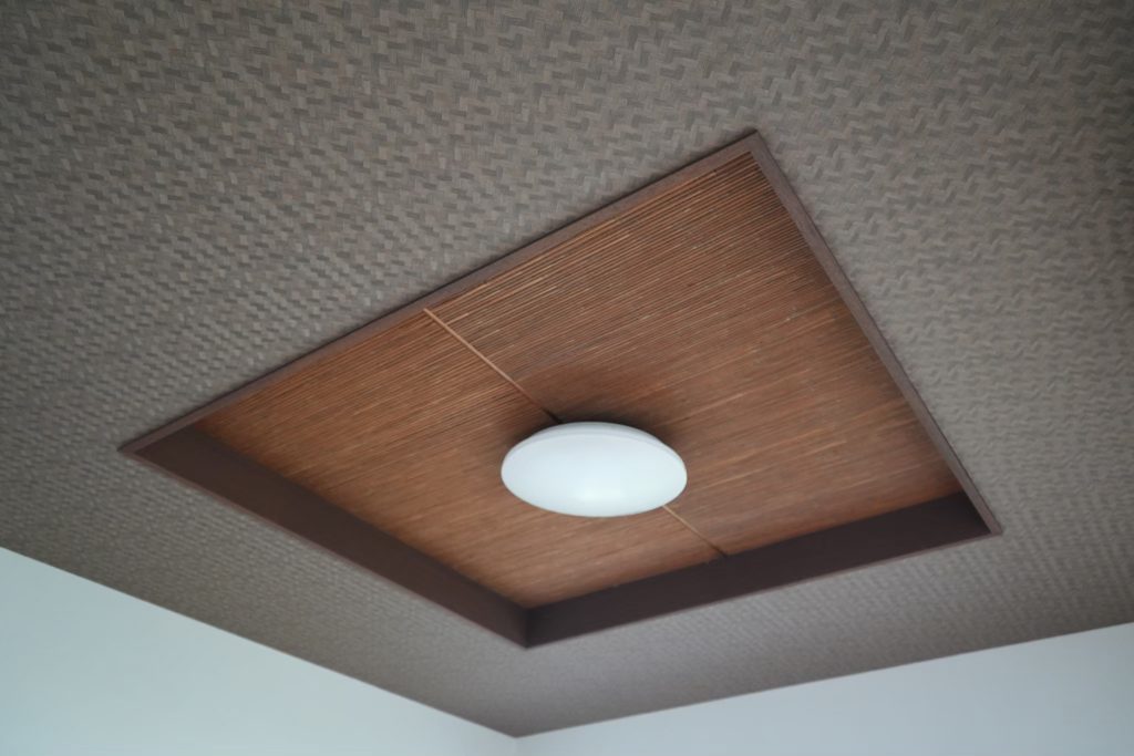 福岡市西区・能古島の戸建て天井 珪藻土施工前のベージュ吹き付け仕上げと木目の下がり天井