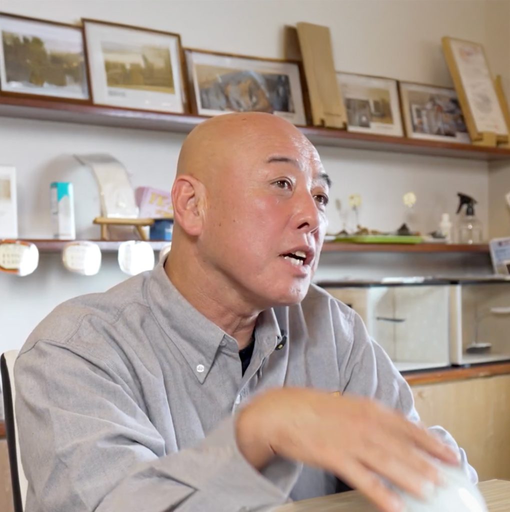珪藻土「宙SORA」代表・小池がシックハウス症候群への思いを語る様子