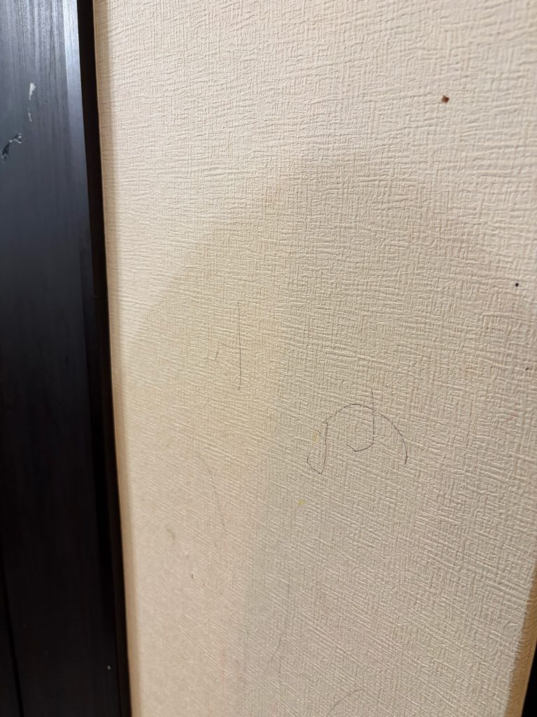 経年劣化により継ぎ目が剥がれてきた一般的なビニールクロス壁紙